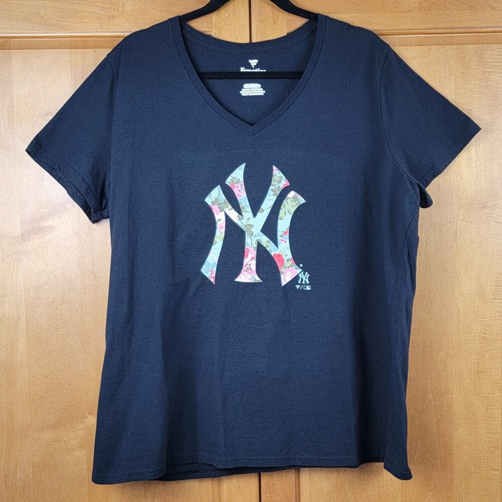 Majestic MLB Women's Black New York Yankees Baseball Floral Logo Tee - 2XL